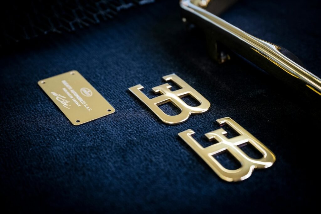 Emblemas en oro de 24 quilates Bugatti Chiron L’Ébé | VALLTRO
